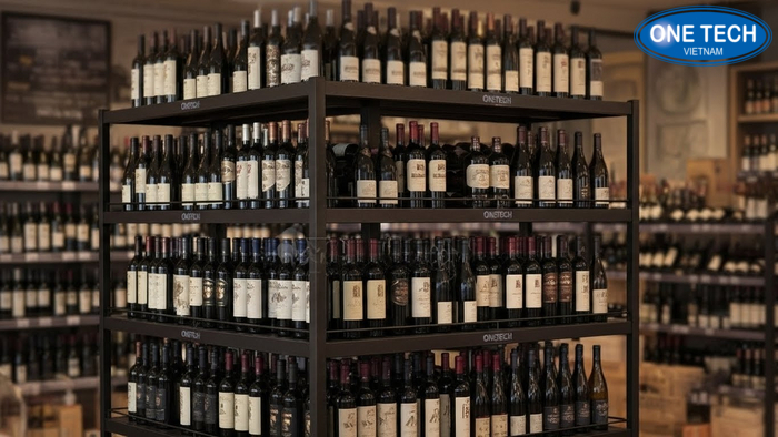 Before after lắp kệ trưng bày rượu So sánh góc trưng bày rượu trước và sau khi lắp kệ trưng bày rượu