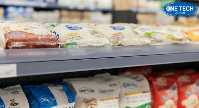 Cấu tạo tầng kệ trưng bày gạo chịu tải và an toàn Cận cảnh mâm kệ chắc, tăng cứng và gờ chắn chống trượt cho bao gạo