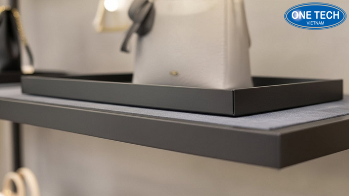 Chi tiết mâm kệ chống trầy cho túi xách Cận cảnh mâm kệ có lót chống trầy và bo cạnh hạn chế va quệt túi