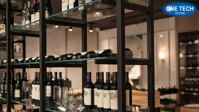 Hiệu ứng kệ kính trưng bày rượu Hiệu ứng phản chiếu của kệ kính giúp làm nổi chai rượu khi trưng bày