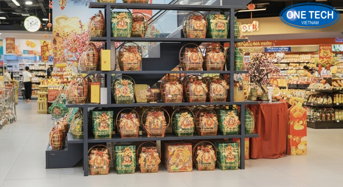 Kệ bậc thang trưng bày giỏ quà Tết tại sảnh siêu thị