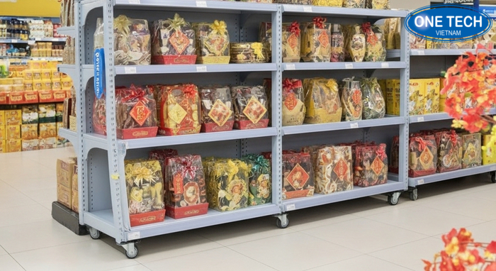 Kệ trưng bày giỏ quà Tết có bánh xe trong không gian siêu thị