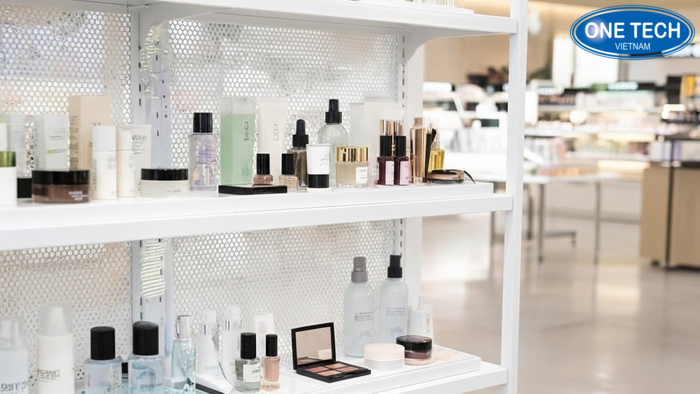 Kệ sắt lưng lưới trưng bày mỹ phẩm Kệ sắt lưng lưới trưng bày mỹ phẩm gọn đẹp