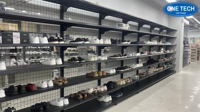 Kệ siêu thị ứng dụng trưng bày giày dép phổ thông Mẫu kệ siêu thị lưng lưới dùng để trưng bày giày dép