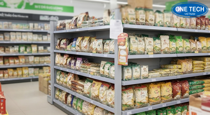 Trước và sau khi dùng kệ trưng bày gạo tại Bắc Ninh So sánh trước và sau khi dùng kệ trưng bày gạo, khu vực gạo gọn gàng và dễ chọn