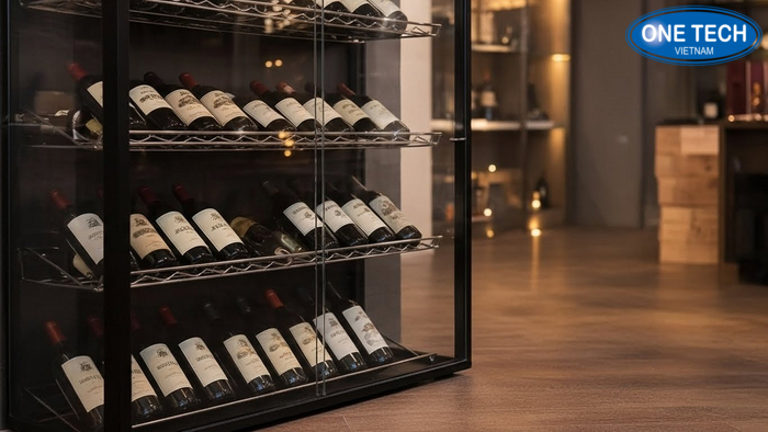 Tủ kính đèn LED trưng bày rượu Tủ kính có đèn LED giúp chai rượu nổi bật trong không gian showroom