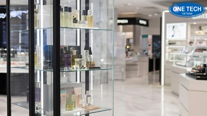 Tủ kính trưng bày mỹ phẩm sang trọng Tủ kính trưng bày mỹ phẩm có đèn tạo hiệu ứng nổi bật