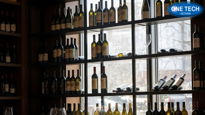 Vị trí không nên đặt kệ trưng bày rượu Minh họa các vị trí không nên đặt kệ trưng bày rượu như gần cửa va chạm và ánh nắng trực tiếp