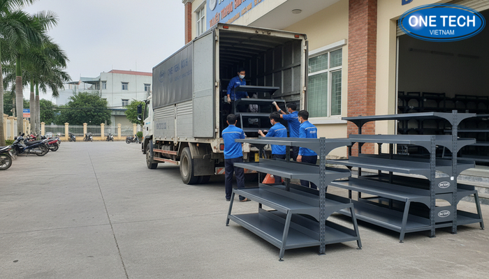 Hình ảnh giao kệ để mũ bảo hiểm thực tế tại Bắc Ninh