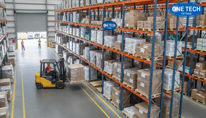 Khu vực xuất nhập hàng sử dụng kệ selective pallet và xe nâng
