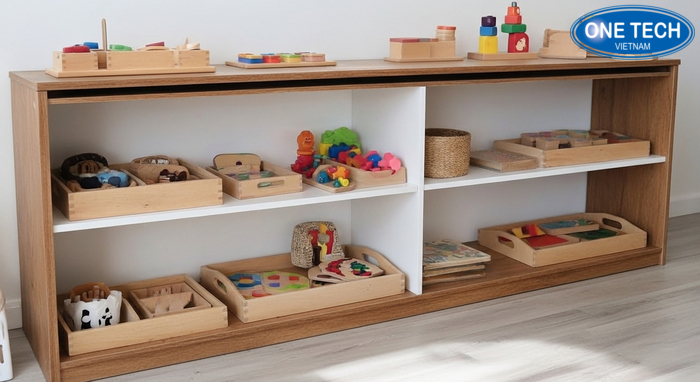 Kệ Montessori chuẩn cho trưng bày đồ chơi trẻ em theo tầm với