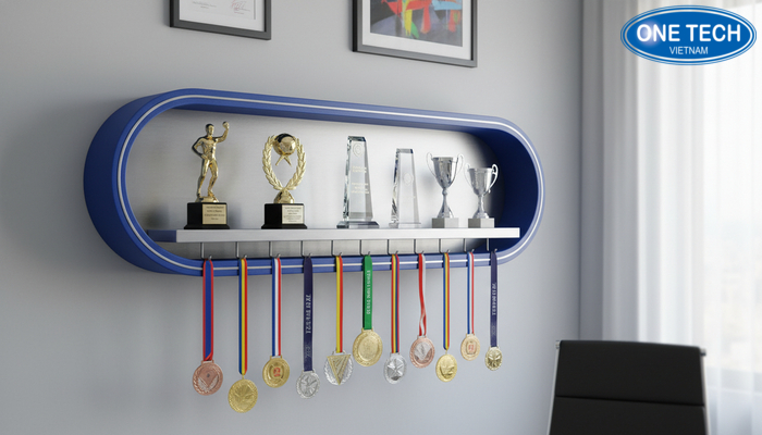 Kệ treo tường trưng bày huy chương và cúp lưu niệm gọn gàng