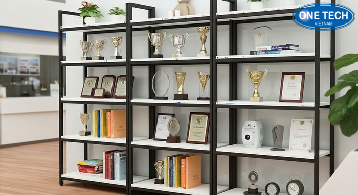 Kệ trưng bày cúp và bằng khen trong showroom tạo uy tín với khách hàng