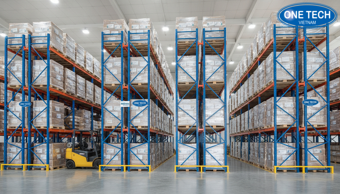 Minh họa khác nhau giữa kệ drive in một lối và kệ drive through hai lối