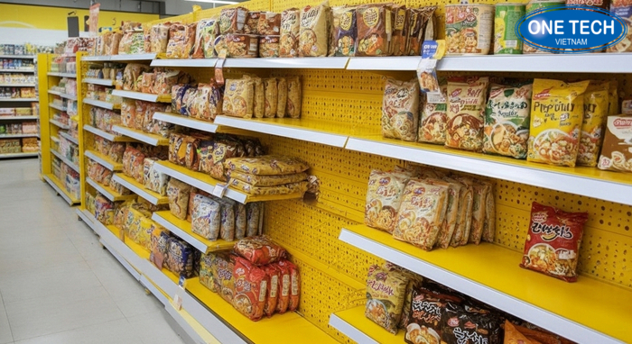 Kệ đầu dãy trưng bày mì tôm Kệ đầu dãy trưng bày mì tôm tạo điểm nhấn trong lối đi