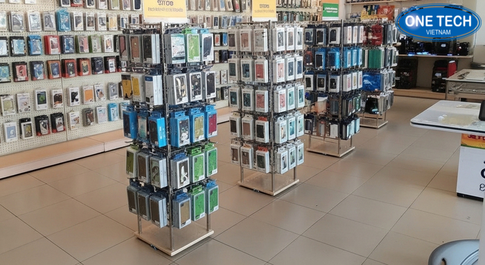 Kệ đứng trưng bày phụ kiện điện thoại tối ưu không gian cửa hàng