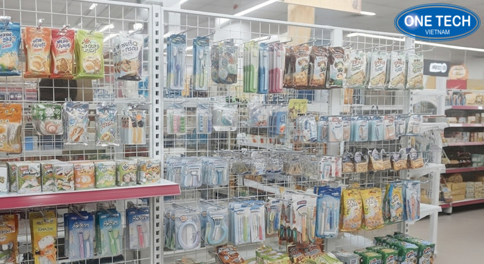 Kệ lưới và móc treo tối ưu không gian Kệ lưới và móc treo phụ kiện cho cửa hàng tạp hóa