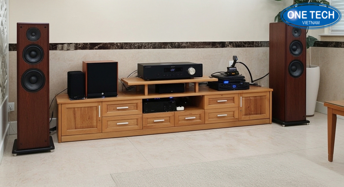 Phòng khách bố trí kệ trưng bày loa gọn gàng, thẩm mỹ