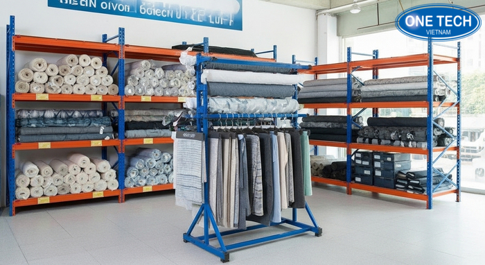 Cac loai ke trung bay vai pho bien Minh hoa cac loai ke trung bay vai gom ke treo vai, ke de vai cuon, ke da nang