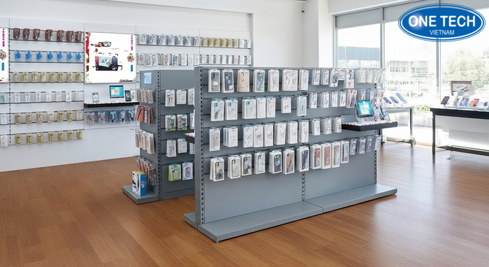 Cửa hàng sử dụng kệ trưng bày phụ kiện điện thoại sau khi lắp đặt