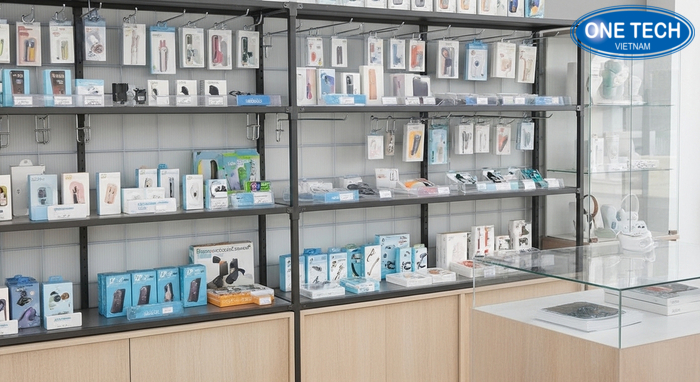 Mô hình bày trí cửa hàng nhỏ với kệ treo móc và kệ mica